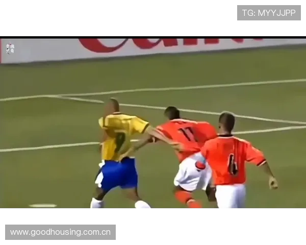 18岁外星人罗纳尔多首次登场 他的踢球风格让地球球迷惊叹不已 18岁外星人罗纳尔多首次登场 他的踢球风格让地球球迷惊叹不已