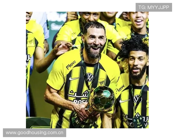 C罗率队晋级沙超杯决赛赛后暖心举动将球衣赠予现场幸运球迷 C罗率队晋级沙超杯决赛赛后暖心举动将球衣赠予现场幸运球迷