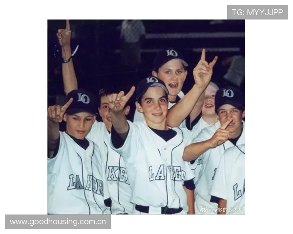 克莱佛祖造型亮相母校华盛顿州立重回训练场与学弟激烈切磋 克莱佛祖造型亮相母校华盛顿州立重回训练场与学弟激烈切磋