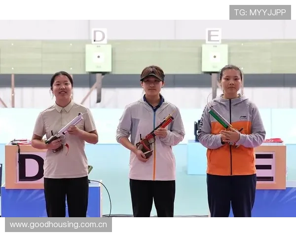 中国队勇夺女子十米气手枪团体金牌并打破世界纪录展现强大实力 中国队勇夺女子十米气手枪团体金牌并打破世界纪录展现强大实力