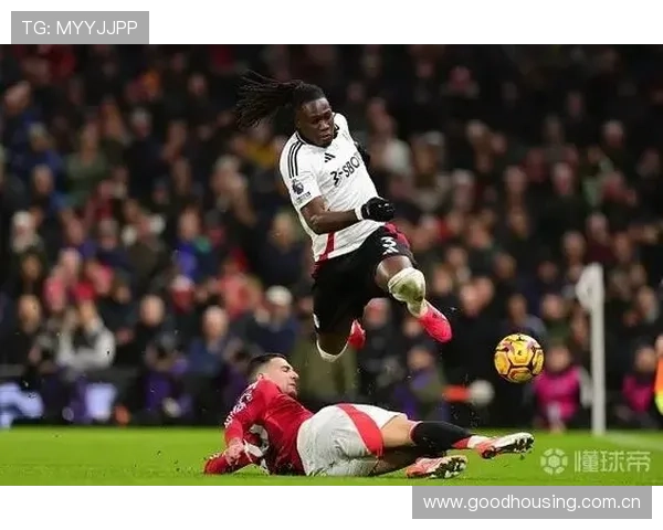 富勒姆后卫巴锡球场造型引热议 西海岸风穿搭让球迷直呼太有个性 富勒姆后卫巴锡球场造型引热议 西海岸风穿搭让球迷直呼太有个性