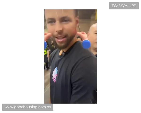 库里探头偷瞄无人机表演现场球迷热情高呼MVP气氛瞬间点燃