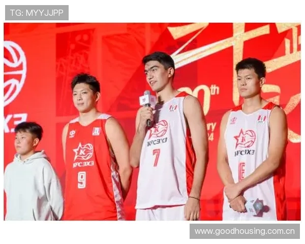 姚明慈善赛赠签名篮球予励志少年麦麦提 助力梦想点燃篮球激情 姚明慈善赛赠签名篮球予励志少年麦麦提 助力梦想点燃篮球激情